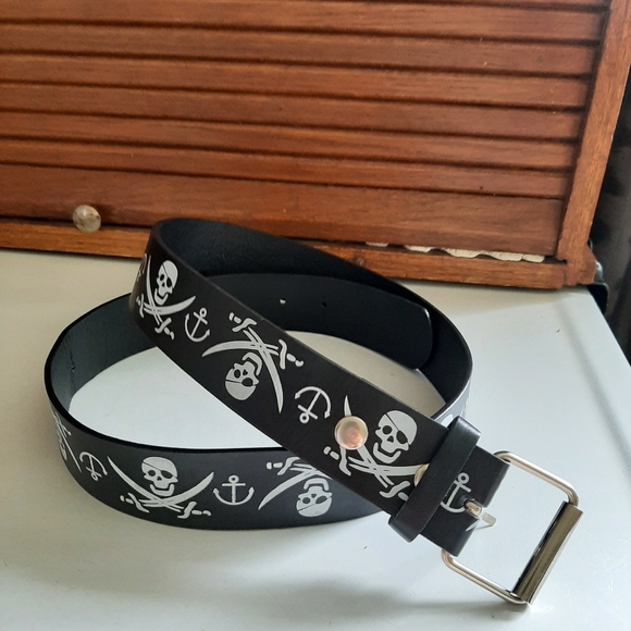 Black leather belt with skulls and anchors removable hardware for buckle - Picture 2 of 5